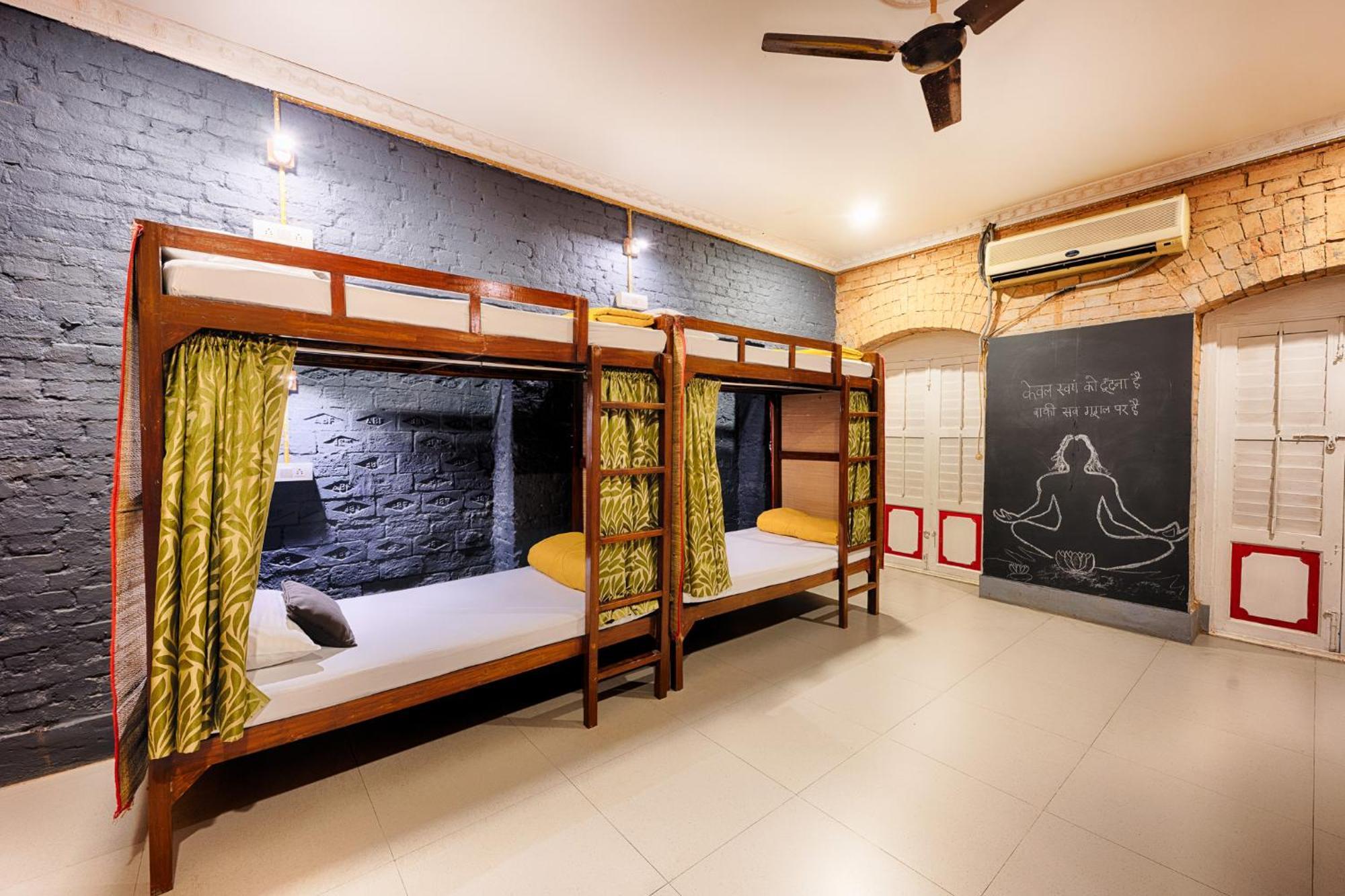 International Travellers' Hostel By Ith Stays Варанаси Стая снимка
